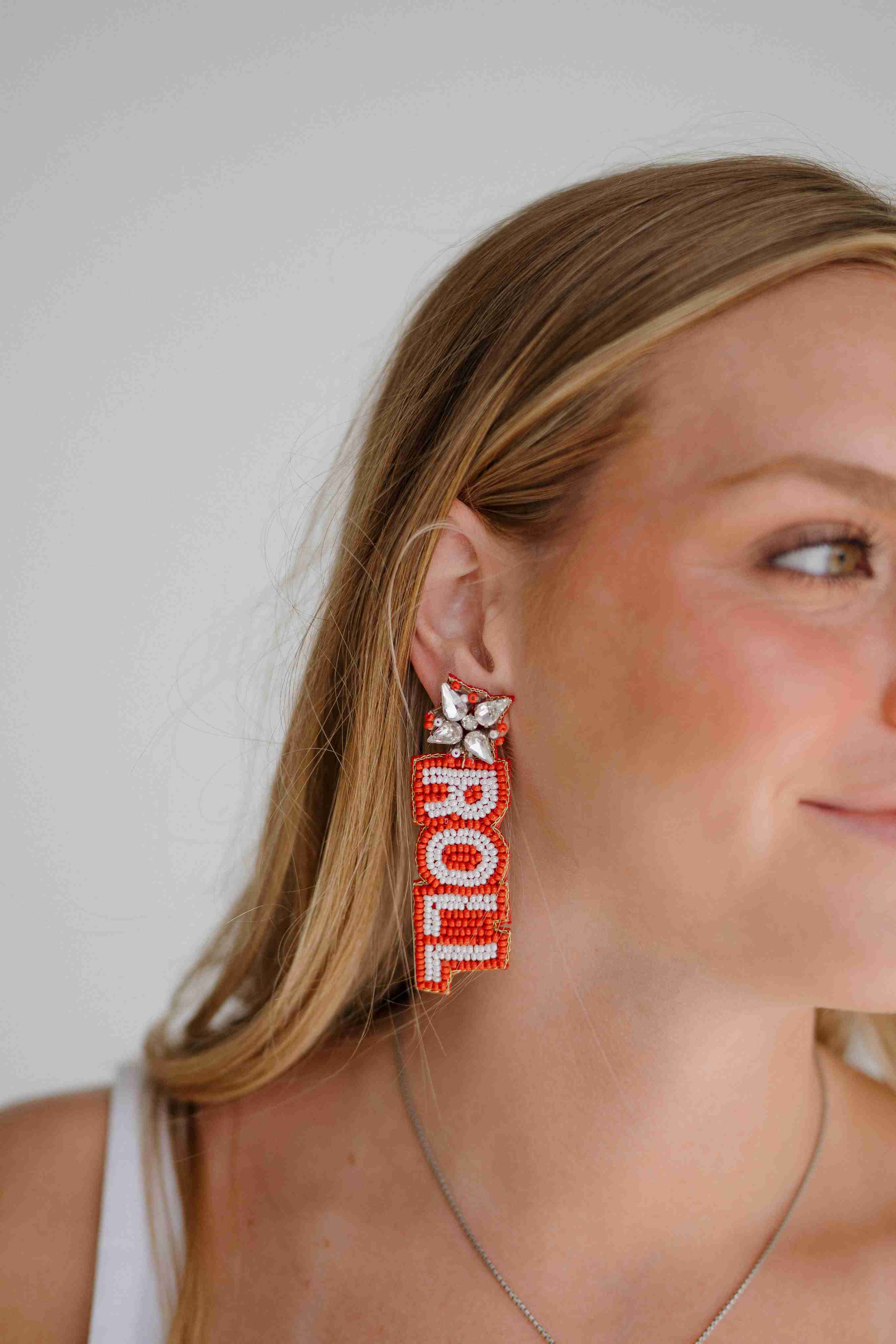 Alabama "Roll Tide" Beaded Earrings in Crimson and White by Desden - Image 7